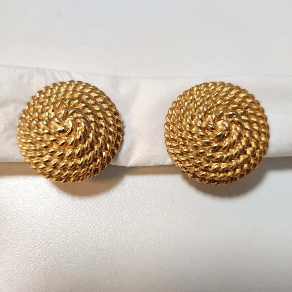 RJ Graziano Clip On Earrings Womens Goldtone Jewelry 1 inch round Vintage - Picture 1 of 11